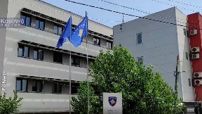 Kosovske zastave na opštini